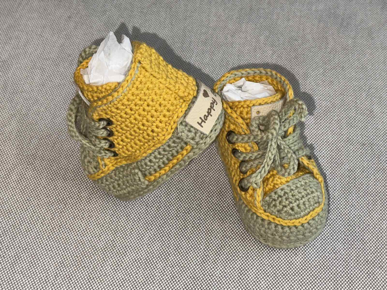 Плетени бутикови кецове за новородено бебе "Happy baby" в цвят горчица и сиво. - Image 3