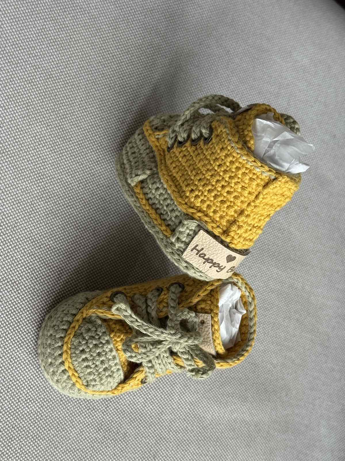 Плетени бутикови кецове за новородено бебе "Happy baby" в цвят горчица и сиво. - Image 4
