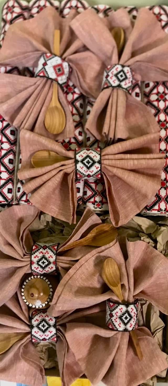 Комплект за хранене "Дъхът на България". Състои се от 6 подложки за хранене, 6 кърпи, 6 пръстена от естествена кожа, 6 ръчно дялкани дървени лъжички и дървена солница