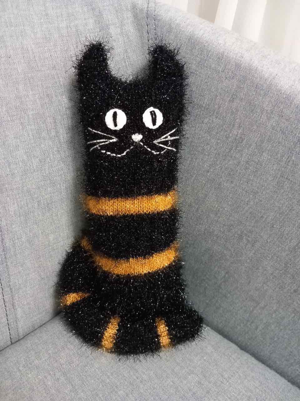 Ръчно плетена играчка Черна котка